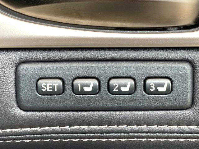 【メモリー機能付きパワーシート】ドライバーごとに設定したシート位置を記憶して、ボタン一つで切り替えできる便利な機能!運転する方が複数名いらっしゃるご家庭におすすめです♪
