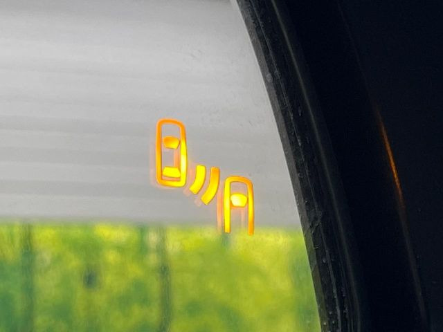 【ブラインドスポットモニター】走行中、ドアミラーの死角になりやすい箇所に後続車が接近するとサイドミラーのレンズに警告を表示!ドライバーに注意喚起をしてくれます。