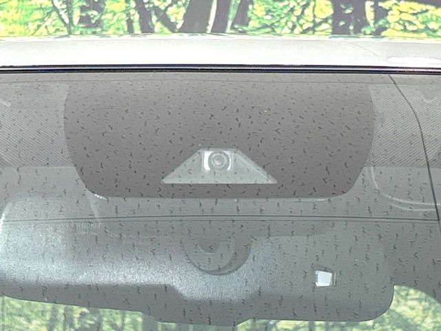 【トヨタセーフティセンス】走行中に前方の車両等を認識し、衝突しそうな時は警報とブレーキで衝突回避と被害軽減をアシスト。より安全にドライブをお楽しみいただけます。