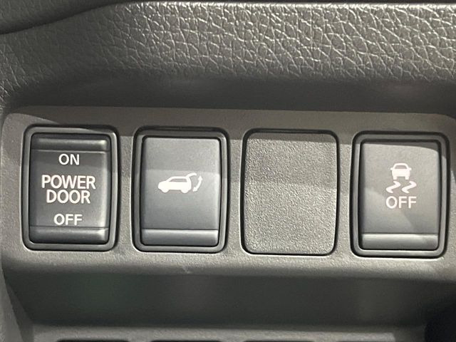 【パワーバックドア】スマートキーや運転席のボタンを押すだけでリアゲートが自動で開閉します!荷物を持っている時や、高い位置にあるバックドアを閉める際に便利な機能です♪