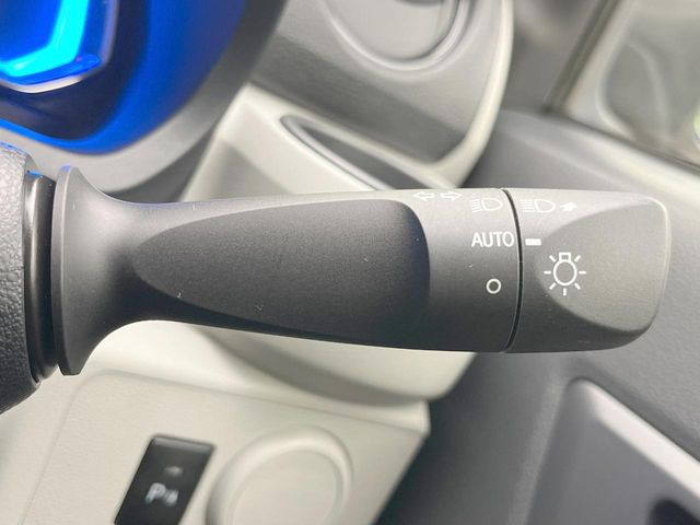 【オートライト】周りの明るさに応じて自動でヘッドライトの点灯・消灯ができる機能です!ライトの付け忘れ・消し忘れなどが無くなり、雨の日や夕方の走行も安心!トンネル通過時も便利ですね♪