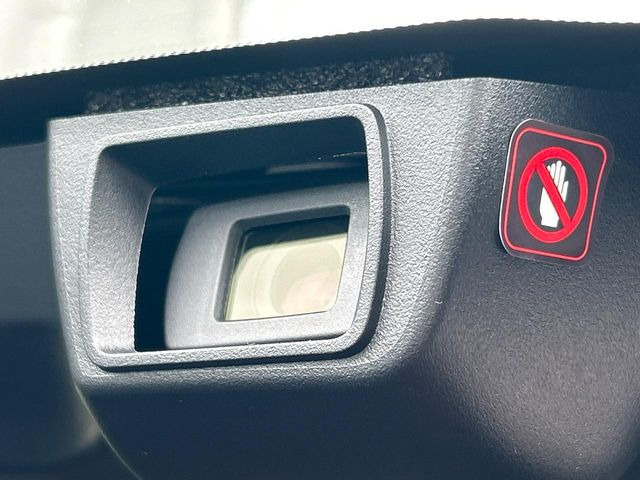 【アイサイトコアテクノロジー】前方の車両等を検知し、衝突しそうな時は警報で注意を促し、ブレーキを踏む力をサポート。ブレーキを踏めなかった場合は衝突被害軽減ブレーキが作動、衝突回避をサポートします。