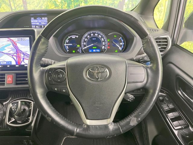 インテリアに合わせたデザインのステアリングは、運転される方のことも考え、運転しやすい形状、大きさです。是非一度、実際に触ってお確かめください。