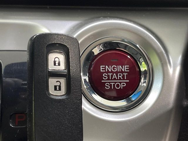 �yHonda�X�}�[�g�L�[�z�J�o����|�P�b�g�ɓ��ꂽ�܂܂ł��h�A�̎{���E�������\�ȃX�}�[�g�L�[�𑕔��B�G���W���̃I���E�I�t�����J�M�����o���K�v����������Ƃ��Ă��֗��ł���