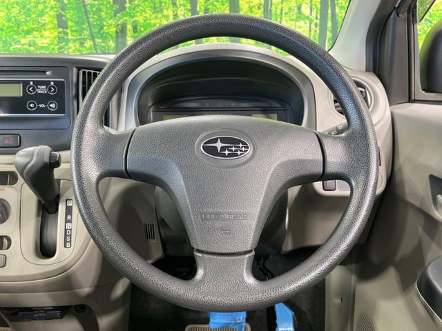 �C���e���A�ɍ��킹���f�U�C���̃X�e�A�����O�́A�^�]�������̂��Ƃ��l���A�^�]���₷���`��A�傫���ł��B�����x�A���ۂɐG���Ă��m���߂��������B