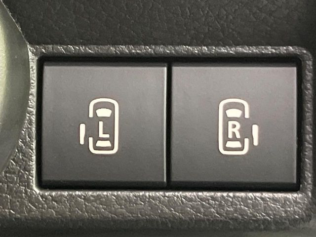 【両側パワースライドドア】スマートキーや運転席のスイッチで後席両側スライドドアの開閉が可能♪電動だから力を入れてドアを開ける必要が無く、小さなお子様でも簡単に開け閉めでき快適です♪