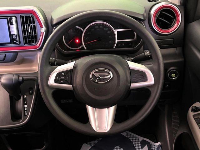 �C���e���A�ɍ��킹���f�U�C���̃X�e�A�����O�́A�^�]�������̂��Ƃ��l���A�^�]���₷���`��A�傫���ł��B�����x�A���ۂɐG���Ă��m���߂��������B