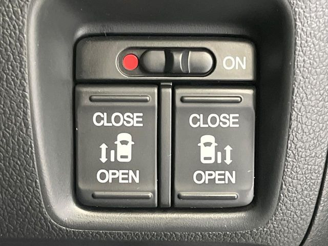 【両側パワースライドドア】スマートキーや運転席のスイッチで後席両側スライドドアの開閉が可能♪電動だから力を入れてドアを開ける必要が無く、小さなお子様でも簡単に開け閉めでき快適です♪