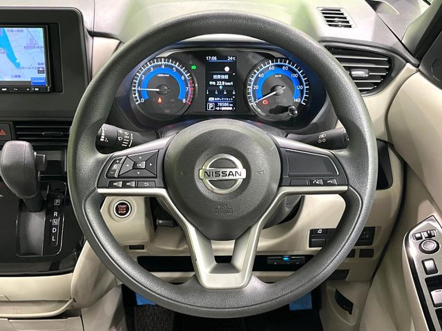 インテリアに合わせたデザインのステアリングは、運転される方のことも考え、運転しやすい形状、大きさです。是非一度、実際に触ってお確かめください。