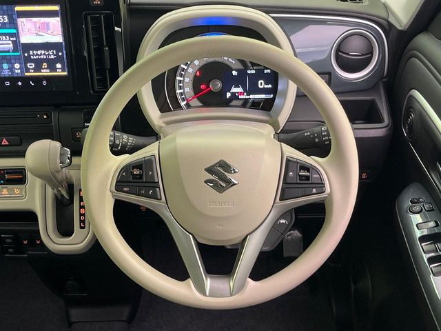 インテリアに合わせたデザインのステアリングは、運転される方のことも考え、運転しやすい形状、大きさです。是非一度、実際に触ってお確かめください。