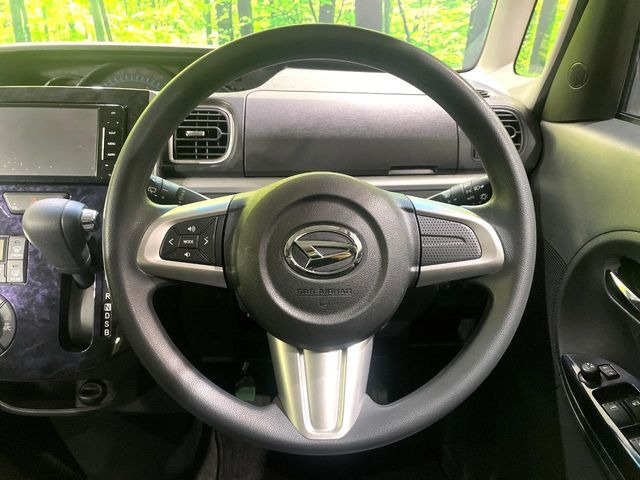 �C���e���A�ɍ��킹���f�U�C���̃X�e�A�����O�́A�^�]�������̂��Ƃ��l���A�^�]���₷���`��A�傫���ł��B�����x�A���ۂɐG���Ă��m���߂��������B