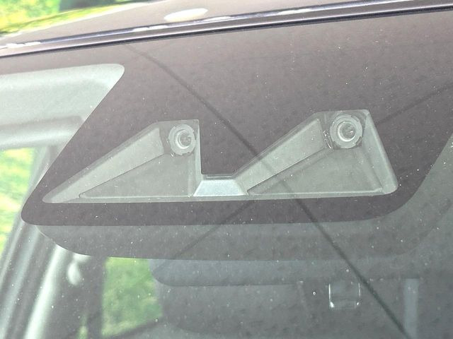 【スマートアシスト】走行中に前方の車両等を認識し、衝突しそうな時は警報とブレーキで衝突回避と被害軽減をアシスト。より安全にドライブをお楽しみいただけます。
