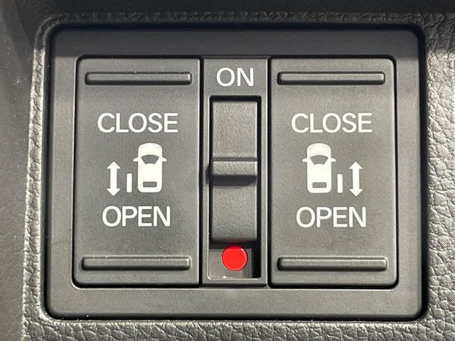 【両側パワースライドドア】スマートキーや運転席のスイッチで後席両側スライドドアの開閉が可能♪電動だから力を入れてドアを開ける必要が無く、小さなお子様でも簡単に開け閉めでき快適です♪