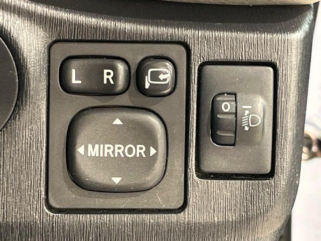 【電動格納ミラー】サイドミラーは電動格納式となっており、狭い駐車場でもキズがつくリスクを抑えられます。