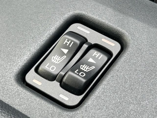 【シートヒーター】寒い日に重宝するシートヒーター!エアコンより早く温まってくれるので寒がりの人も安心ですね♪エアコンの温風は乾燥するから苦手、という方にもをおすすめです。