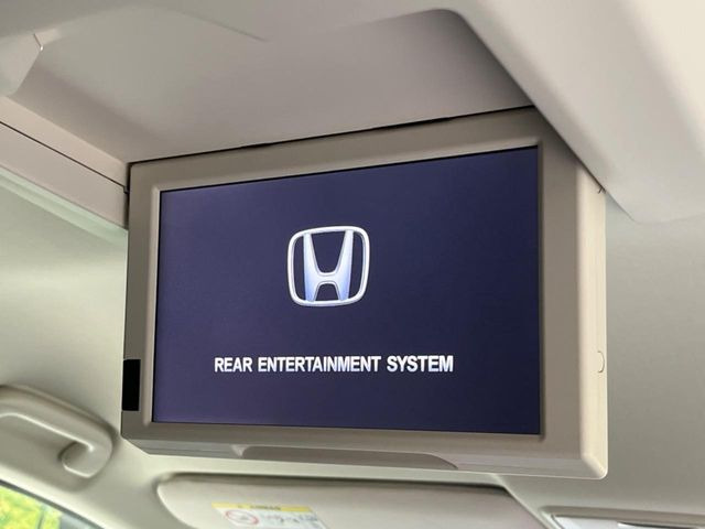 【フリップダウンモニター】大画面モニターで後席でもエンタメをお楽しみいただけます。小さなお子様にも大人気の装備です♪