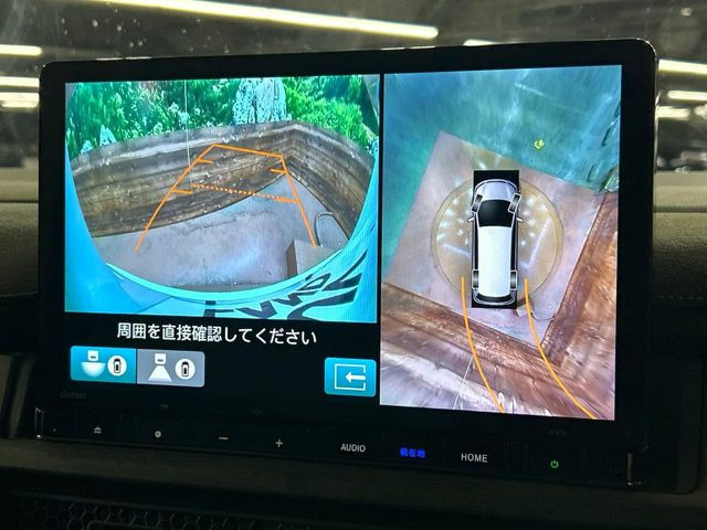 【マルチビューカメラシステム】専用のカメラにより、上から見下ろしたような視点で360度クルマの周囲を確認することができます☆死角部分も確認しやすく、狭い場所での切り返しや駐車もスムーズに行えます。