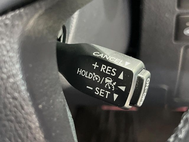 【レーダークルーズコントロール】高速道路での長距離走行が楽に!!自動で速度を保つクルーズコントロールが、衝突軽減システムと連携し、前方の車両を感知して車間を保つように速度調節してくれます!!