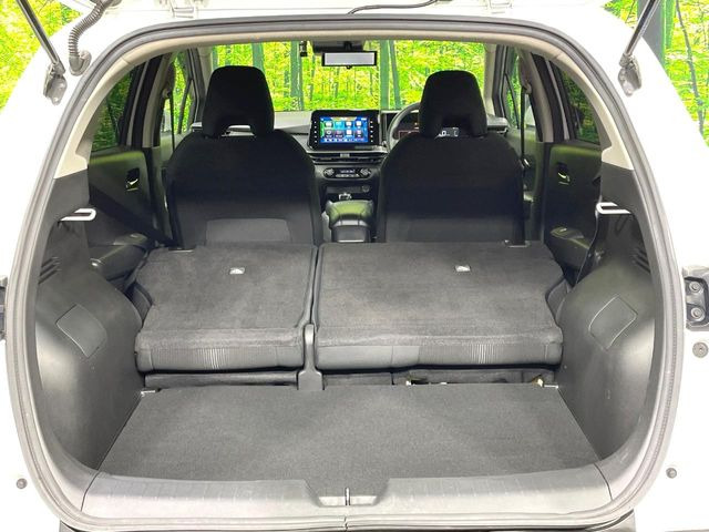 普段のお買い物や通勤、送迎等に十分な荷室スペースを確保しております。セカンドシートを倒すと、大きな荷物の積載も可能です♪