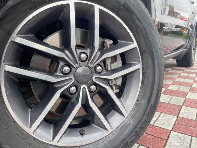 ●純正18インチアルミホイール:輸入車ならではの卓越した走りを支えるホイールと足回りです!日本車の走りに慣れている方にもぜひ体感して頂きたいほど、高いレベルでまとまっています!