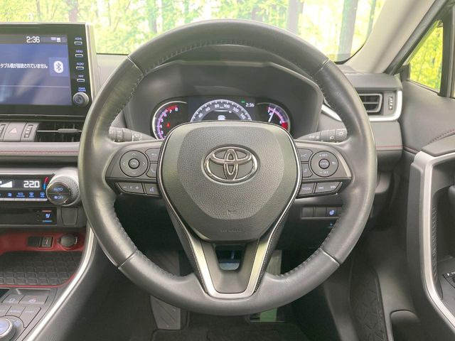 インテリアに合わせたデザインのステアリングは、運転される方のことも考え、運転しやすい形状、大きさです。是非一度、実際に触ってお確かめください。