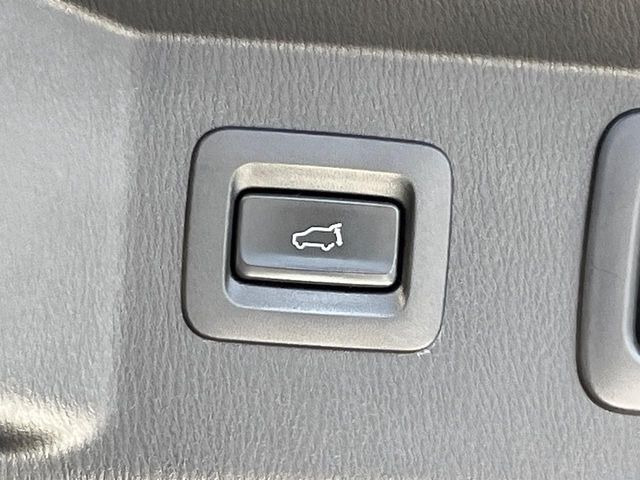 【パワーバックドア】スマートキーや運転席のボタンを押すだけでリアゲートが自動で開閉します!荷物を持っている時や、高い位置にあるバックドアを閉める際に便利な機能です♪