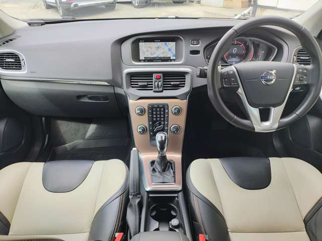 V40クロスカントリーD4 SE ディーゼル