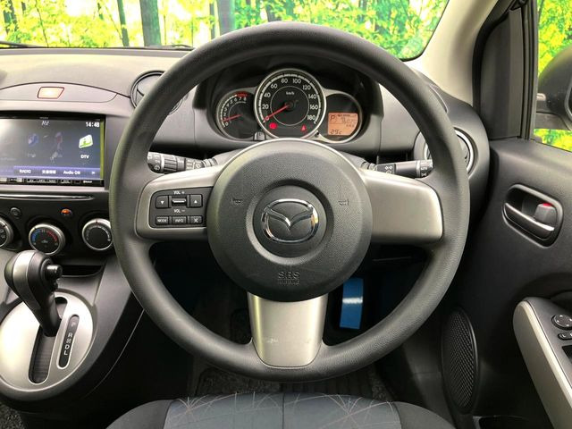 �C���e���A�ɍ��킹���f�U�C���̃X�e�A�����O�́A�^�]�������̂��Ƃ��l���A�^�]���₷���`��A�傫���ł��B�����x�A���ۂɐG���Ă��m���߂��������B
