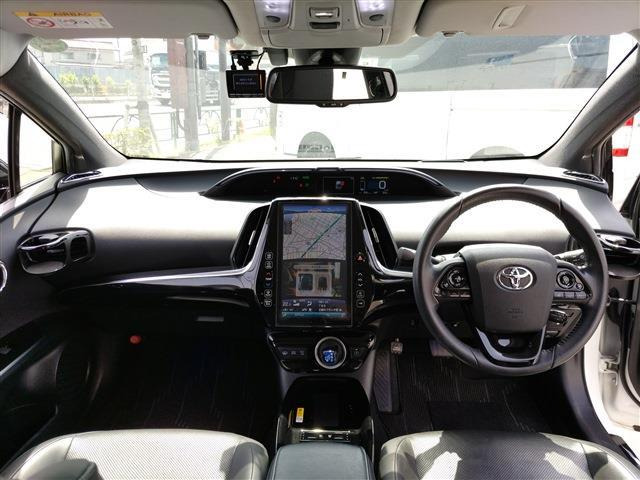 運転席ドアを開放し、シート座面や背もたれ、足元周辺を広く捉えた室内カットです。日常の使用環境に伴うシート表皮の現在のコンディションを画像よりご確認ください。