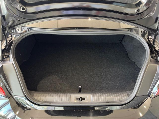 積み下ろしのしやすいデッキにはたっぷりと荷物を積み込んでいただけます。遊びから仕事まで、様々なシーンで頼れます♪