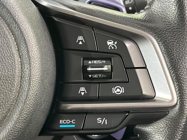 【全車速追従機能付クルーズコントロール】高速道路での長距離走行が楽に!!自動で速度を保つクルーズコントロールが、衝突軽減システムと連携し、前方の車両を感知して車間を保つように速度調節してくれます!!