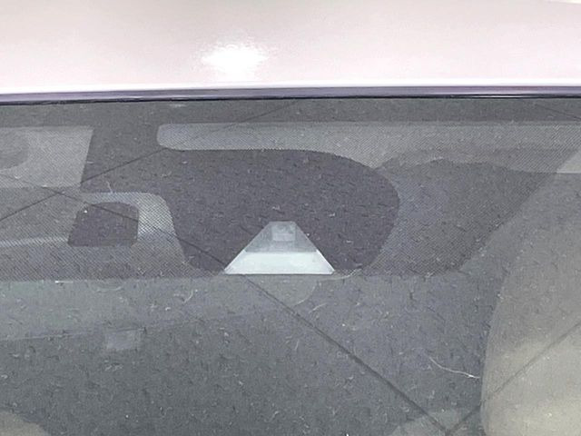 【インテリジェントエマージェンシーブレーキ】フロントカメラで前方の車両や歩行者を検知。衝突しそうな時は衝突被害軽減ブレーキが作動、衝突回避をサポート。より安全にドライブをお楽しみいただけます。