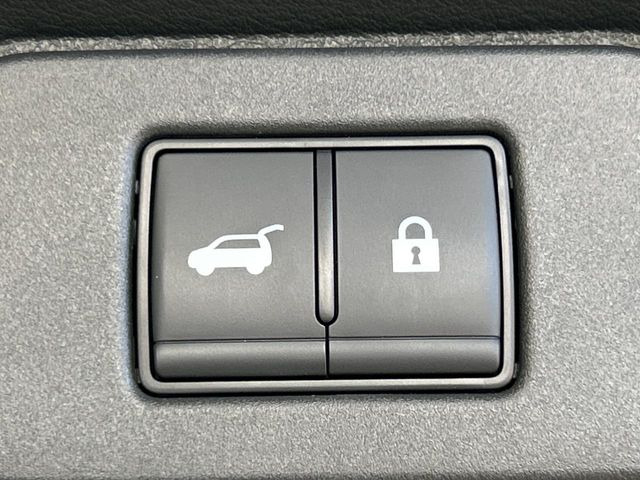 【パワーバックドア】スマートキーや運転席のボタンを押すだけでリアゲートが自動で開閉します!荷物を持っている時や、高い位置にあるバックドアを閉める際に便利な機能です♪
