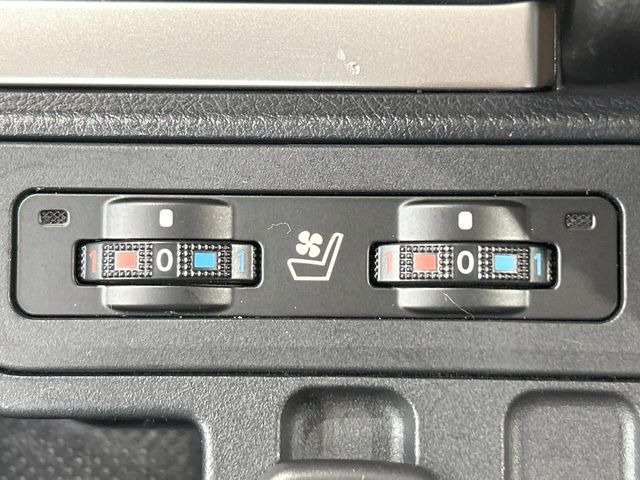 【シートヒーター&ベンチレーション】夏場は涼しい風でお尻や背中の熱やムレを防ぎ、冬はエアコンよりも早く温まってポカポカに!季節を問わず快適に過ごせます。