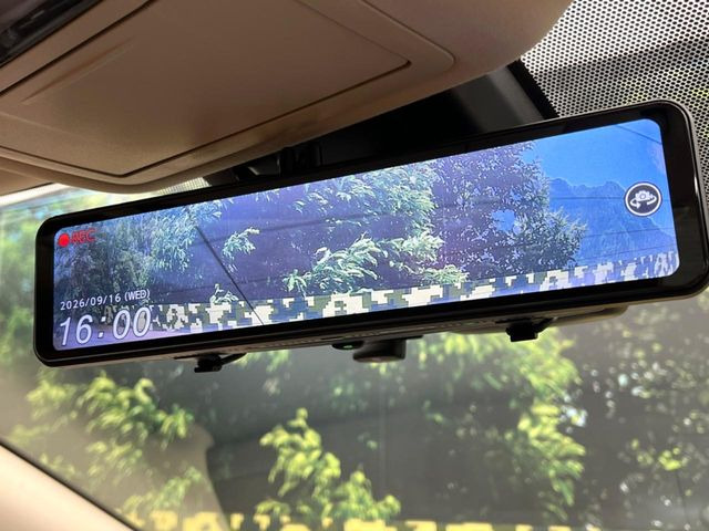 【デジタルインナーミラー】後席の大きな荷物や同乗者で後方が確認しづらい時でも安心!カメラが撮影した車両後方の映像をルームミラー内に表示。クリアな視界で状況の確認が可能です!