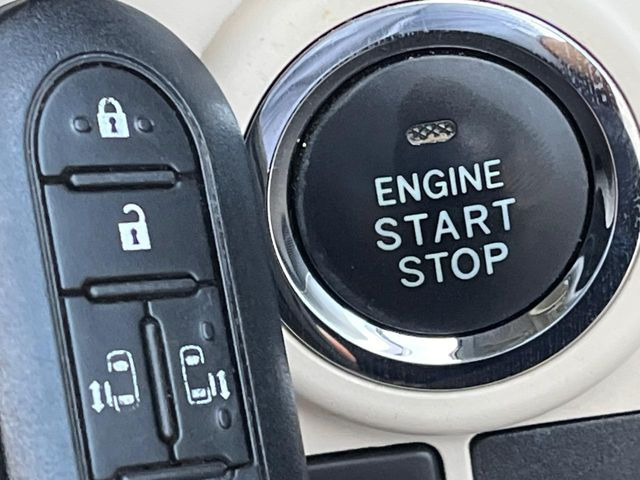 【キーフリーシステム】カバンやポケットに入れたままでもドアの施錠・解錠が可能なスマートキーを装備。エンジンのオン・オフ時もカギを取り出す必要が無いからとっても便利です♪