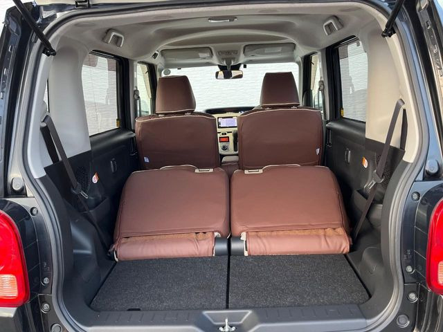 普段のお買い物や通勤、送迎等に十分な荷室スペースを確保しております。セカンドシートを倒すと、大きな荷物の積載も可能です♪
