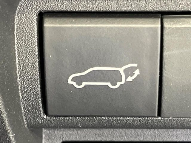 【ハンズフリーパワーバックドア】リアバンパー下部に足先を出し入れするだけでバックドアが自動で開閉♪両手が荷物でふさがっている時でもラクラク開閉操作が行えます!