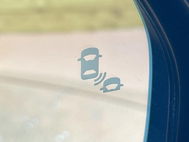 【ブラインドスポットインフォメーション】走行中、ドアミラーの死角になりやすい箇所に後続車が接近するとサイドミラー付近に警告を表示、ドライバーに注意喚起をしてくれます。