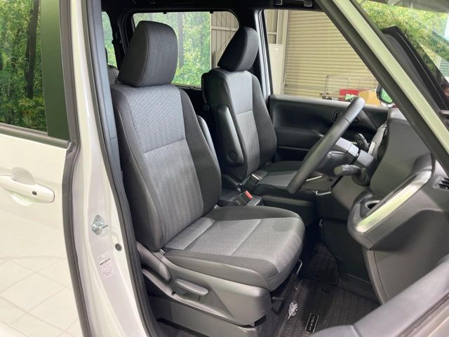 運転席まわりには十分なスペースがあり、大柄な方でもゆったり運転していただける環境です。