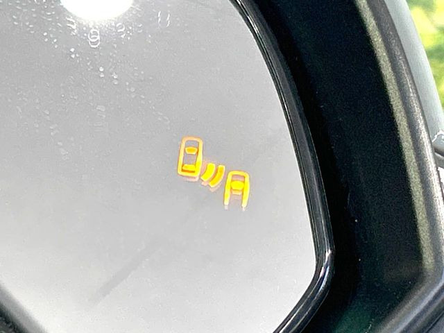 【ブラインドスポットモニター】走行中、ドアミラーの死角になりやすい箇所に後続車が接近するとサイドミラーのレンズに警告を表示!ドライバーに注意喚起をしてくれます。
