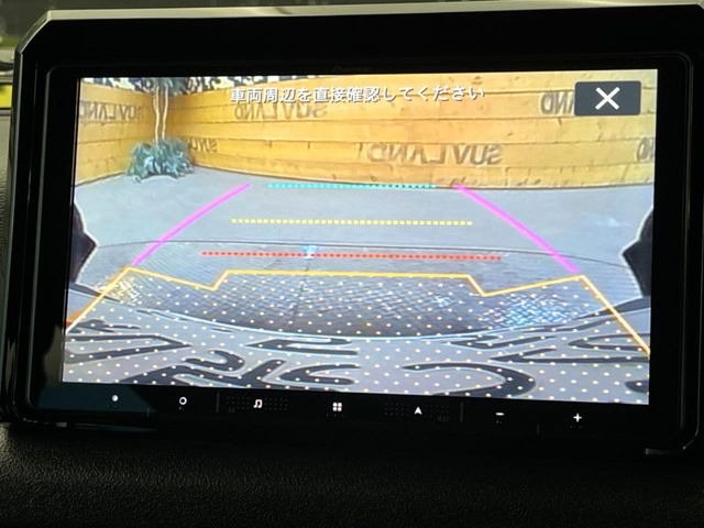 【バックカメラ】駐車時に後方がリアルタイム映像で確認できます。大型商業施設や立体駐車場での駐車時や、夜間のバック時に大活躍!運転スキルに関わらず、今や必須となった装備のひとつです!