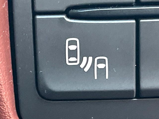 【ブラインドスポットモニタリング】走行中、ドアミラーの死角になりやすい箇所に後続車が接近するとサイドミラー付近に警告を表示、ドライバーに注意喚起をしてくれます。
