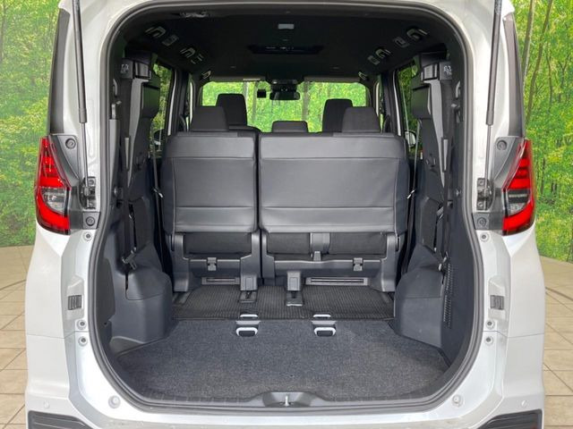 普段のお買い物や通勤、送迎等に十分な荷室スペースを確保しております。セカンドシートを倒すと、大きな荷物の積載も可能です♪