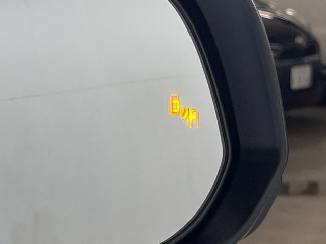 【ブラインドスポットモニター】走行中、ドアミラーの死角になりやすい箇所に後続車が接近するとサイドミラーのレンズに警告を表示!ドライバーに注意喚起をしてくれます。