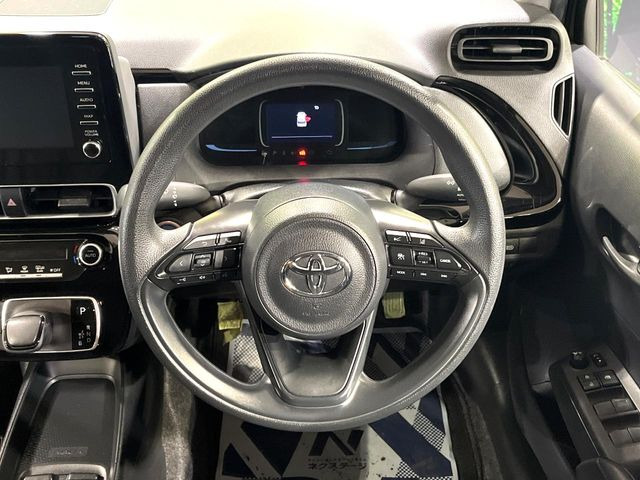 インテリアに合わせたデザインのステアリングは、運転される方のことも考え、運転しやすい形状、大きさです。是非一度、実際に触ってお確かめください。