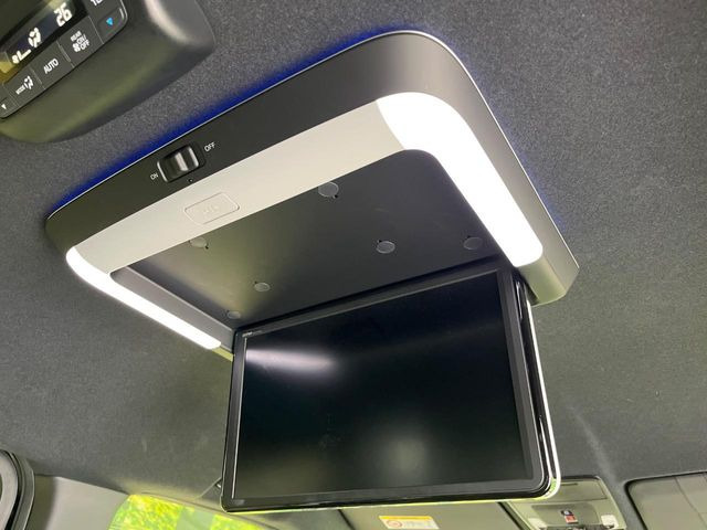 【フリップダウンモニター】大画面モニターで後席でもエンタメをお楽しみいただけます。小さなお子様にも大人気の装備です♪