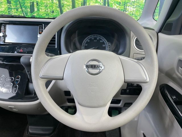 �C���e���A�ɍ��킹���f�U�C���̃X�e�A�����O�́A�^�]�������̂��Ƃ��l���A�^�]���₷���`��A�傫���ł��B�����x�A���ۂɐG���Ă��m���߂��������B