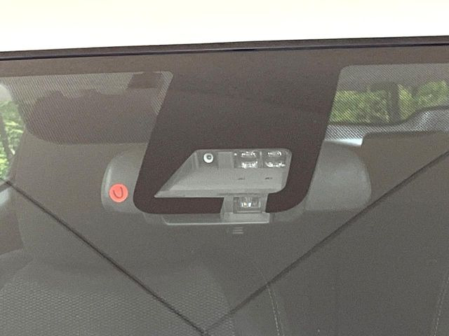 【トヨタセーフティセンス】走行中に前方の車両等を認識し、衝突しそうな時は警報とブレーキで衝突回避と被害軽減をアシスト。より安全にドライブをお楽しみいただけます。