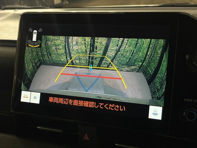【バックカメラ】駐車時に後方がリアルタイム映像で確認できます。大型商業施設や立体駐車場での駐車時や、夜間のバック時に大活躍!運転スキルに関わらず、今や必須となった装備のひとつです!